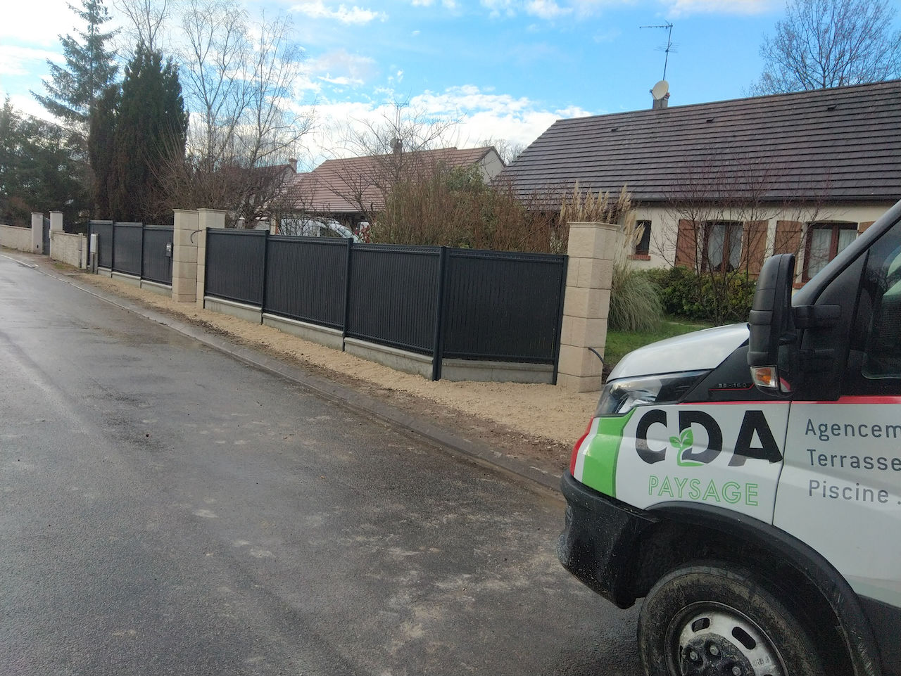 Réalisation d'une clôture en grilles rigides sur muret - cdabatiment.fr