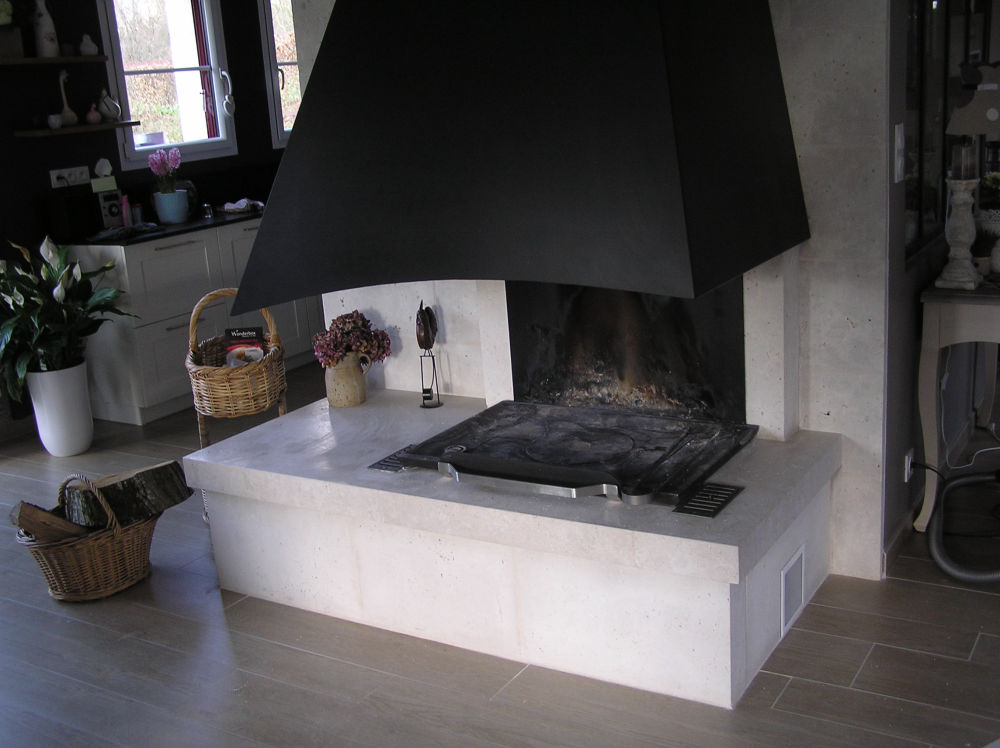Cheminée-poêle avec récupérateur de chaleur dans un intégration de style contemporain 