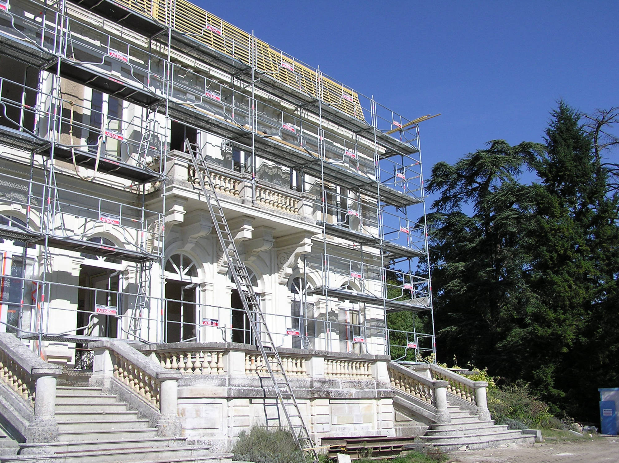 Rénovation intégrale d'un manoir en pierre blanche, typique de l'architecture du Val-de-Loire 