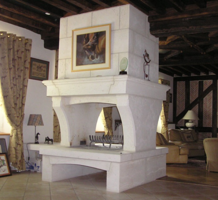 Cheminée traditionnelle en pierre de taille à double ouverture | Val-de-Loire