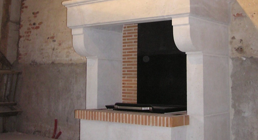 Cheminée-poêle avec récupérateur de chaleur intégrée dans une cheminée classique de style pour longère solognote