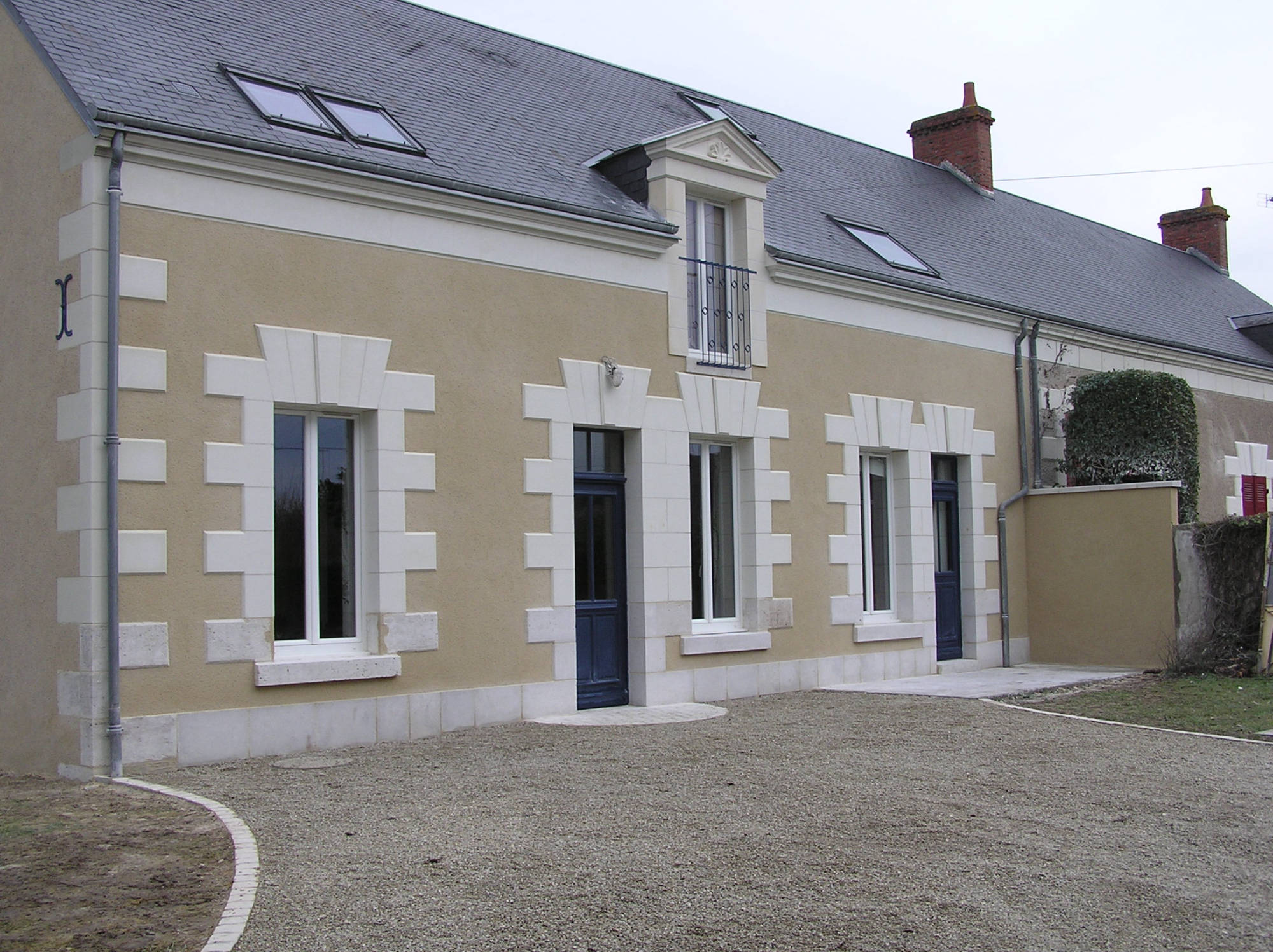 Décoration et habillage des ouvertures et appuis de fenêtres d'une bâtisse ancienne (longère du Val de Loire)) 