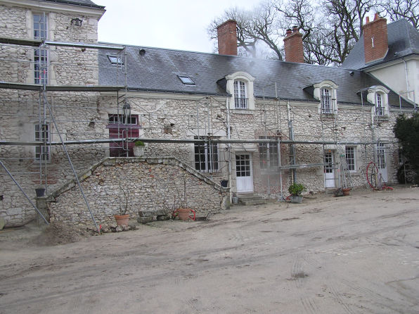 Décoration et habillage des ouvertures et appuis de fenêtres et des angles de constructions, maçonnerie d'une bâtisse ancienne (longère du Val de Loire)) 