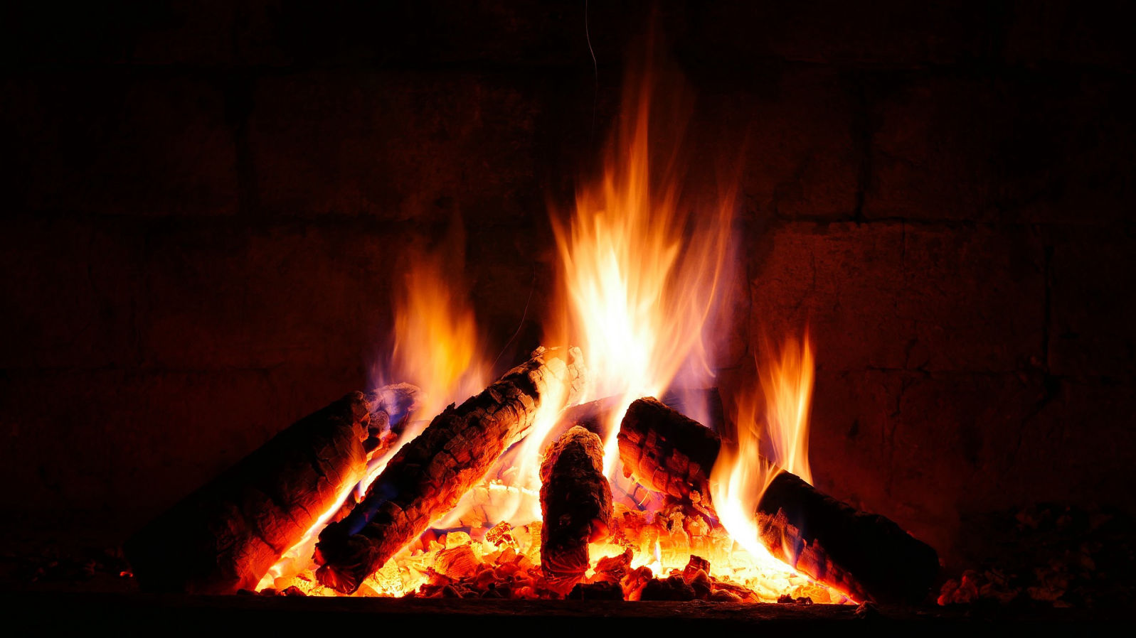 feu de cheminée dans la pénombre - se chauffer au bois