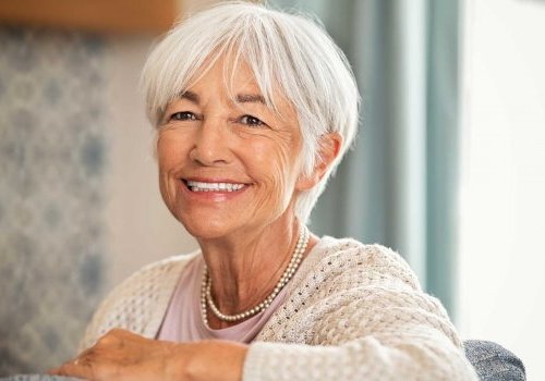 Femme élégante souriante