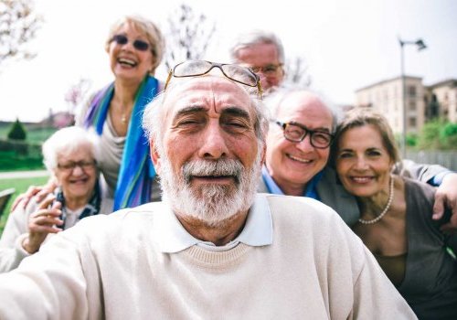 Groupe de séniors joyeux en mode selfy