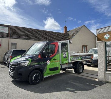 illustration de Harmonivert et LP2 jardins : Création graphique du covering des véhicules de la société