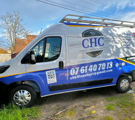 illustration de CHC toitures : Création graphique du covering des véhicules de la société